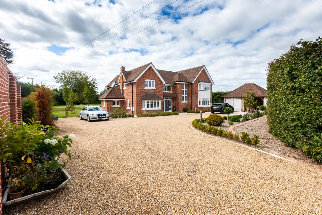 7 driveway ideas to improve the kerb appeal of your home - Beauxfo