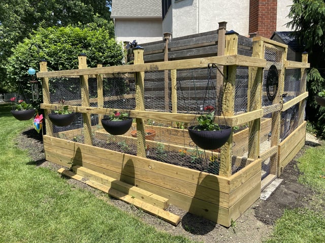 I built my sister a raised and enclosed garden bed. : r/woodworki