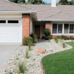 10 Stunning River Rock Front Yard Landscaping Ide