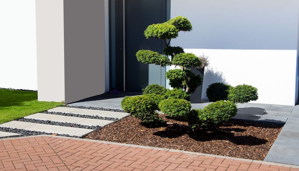 13 Cheap, Simple Front Yard Landscaping Ideas | Thumbta