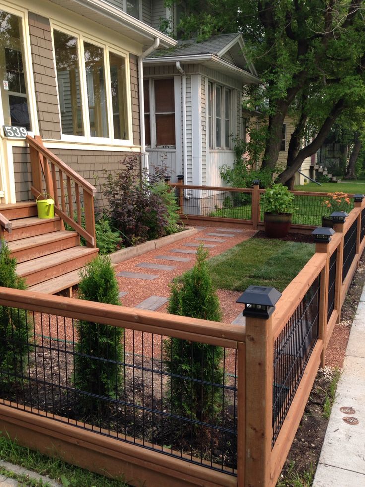 Small Front Yard with Red Shale and Wood Pave