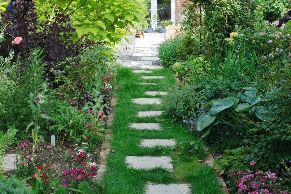 How to Lay Garden Stepping Stones | BBC Gardeners World Magazi