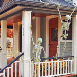 I LOVE this idea! Tons of fun halloween porch decorating ideas .