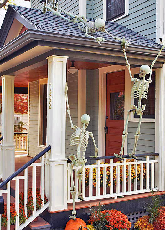 I LOVE this idea! Tons of fun halloween porch decorating ideas .