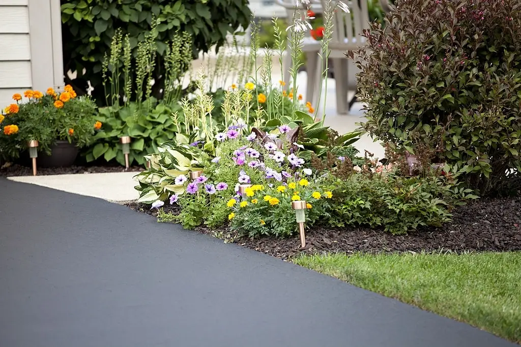 14 Driveway Ideas With Pictures - Landscaping, Lighting, And Mor