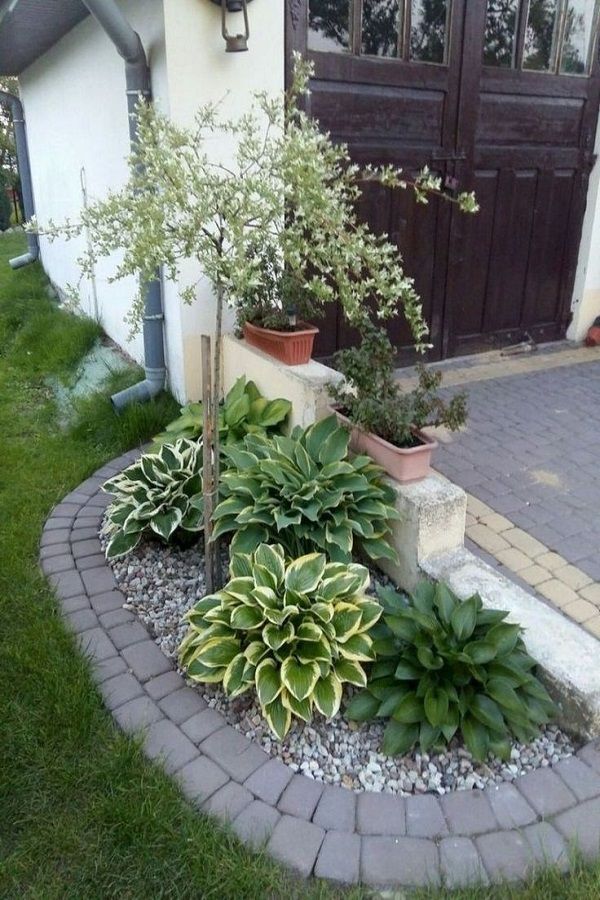 Curved Garden Edging for a Fresh Outdoor Spa