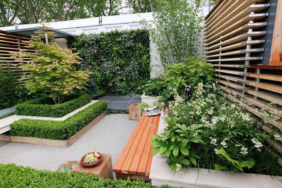 Modern and minimal garden design / RHS Gardeni