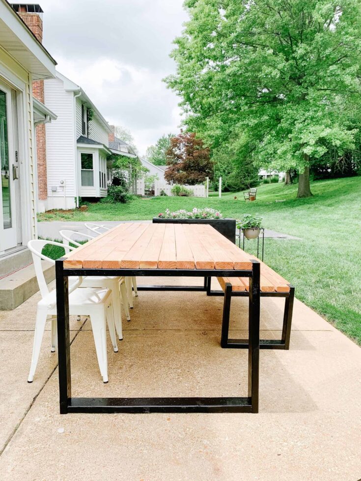 Easy DIY Outdoor Table - arinsolangeatho