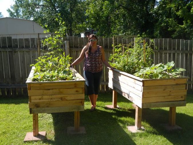 Build a Cheap Raised Bed from Palle