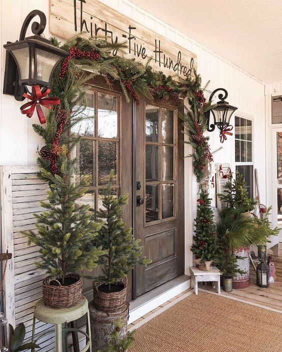 68 Comfy Rustic Outdoor Christmas Décor Ideas - DigsDi