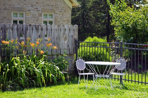 Fence Line Landscaping Ideas From Evergreen Turf | Evergreen Turf S