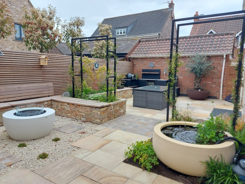 Stylish Courtyard Garden - Mountsorrel - Bel Grierson Garden .