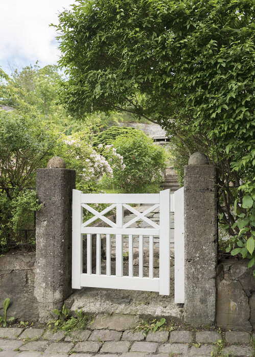 Small White Garden Gate – wonderful poster print – Photowa