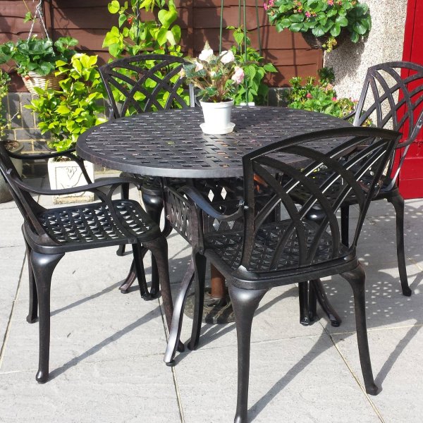 Lisa 4 Seater Round - Small Garden Table & Chairs | Lazy Sus