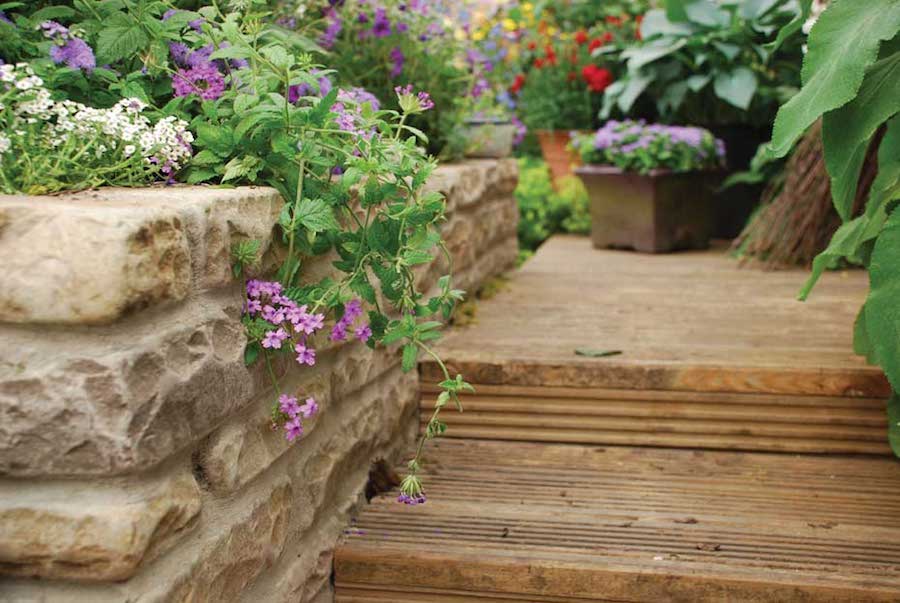 How To Build a Small Garden Wall | DIY Gardener | Gardensto