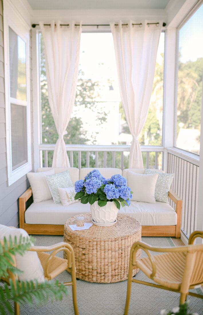 Cozy Retreat: A Charming Screened-in
Porch for Relaxing Outdoors