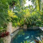 40 Stunning Ways to Landscape Around a Swimming Pool | Tropical .