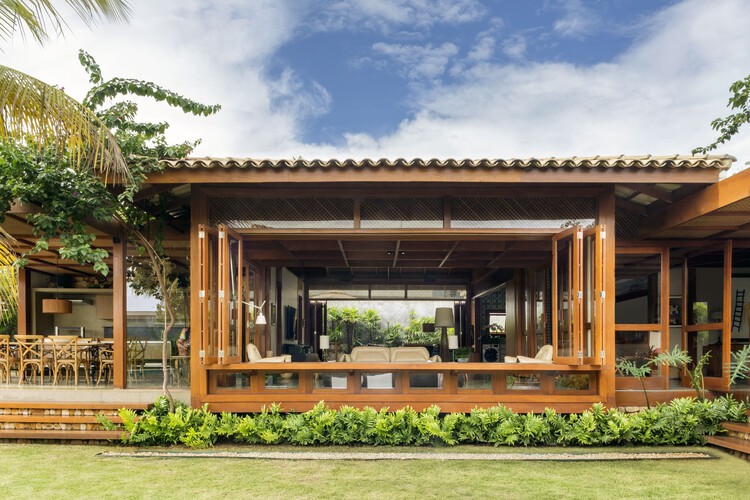 Wooden House / Costaveras Arquitetos | ArchDai